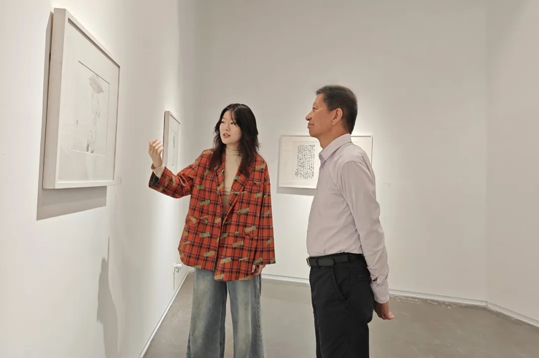 湖畔艺术画廊