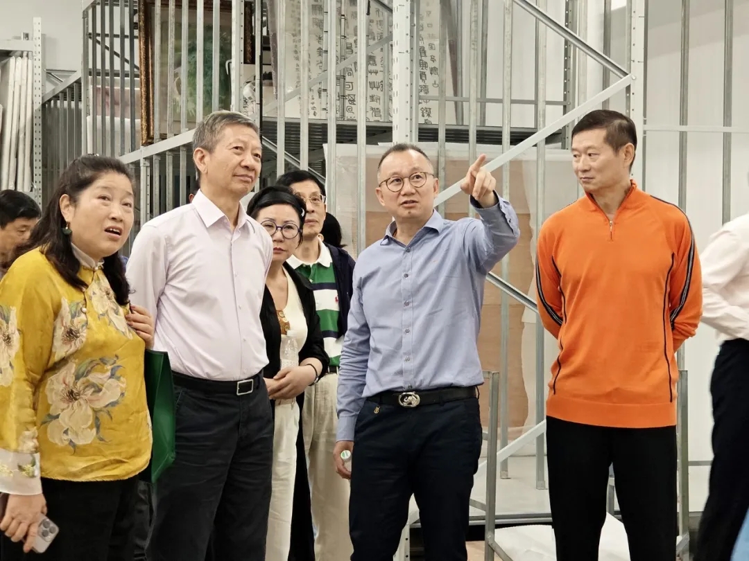 湖畔艺术画廊